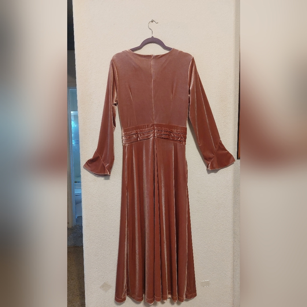 Rosegold, velvety event dress. Migeer brand.  Label XXL fits 14/16 with pockets - Picture 2 of 2